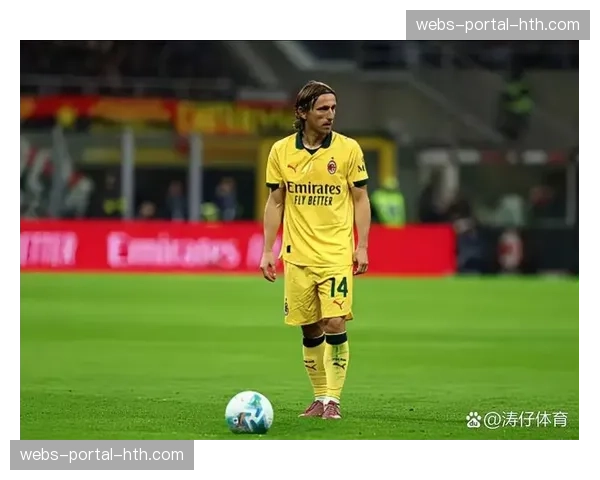 特写：皇家马德里更衣室内，莫德里奇为年轻队友进行战术板讲解